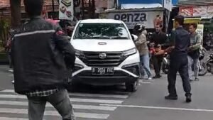 Potongan video viral pemobil tabrak beberapa motor di Jl Siliwangi Bogor