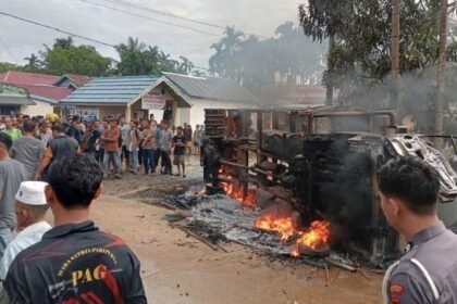 Warga bakar truk yang menabrak bocah SD di Kelurahan Teluk Dawan, Kecamatan Muarasabak Barat, Kabupaten Tanjungjabung (Tanjab) Timur, Jambi, Kamis (19/12/2024). (MPI/Azhari Sultan)