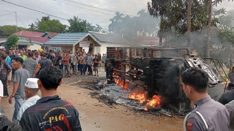 Warga bakar truk yang menabrak bocah SD di Kelurahan Teluk Dawan, Kecamatan Muarasabak Barat, Kabupaten Tanjungjabung (Tanjab) Timur, Jambi, Kamis (19/12/2024). (MPI/Azhari Sultan)