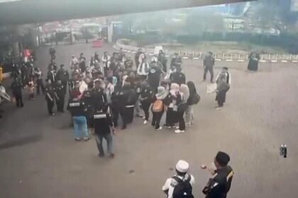 Pengeroyokan sekuriti oleh pengunjung di depan Kebun Raya Bogor.