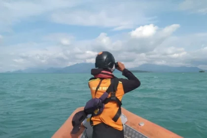 Tim SAR Mencari Nelayan yang Hilang di Perairan Lingga Lingga, Kep. Riau (ANTARA)