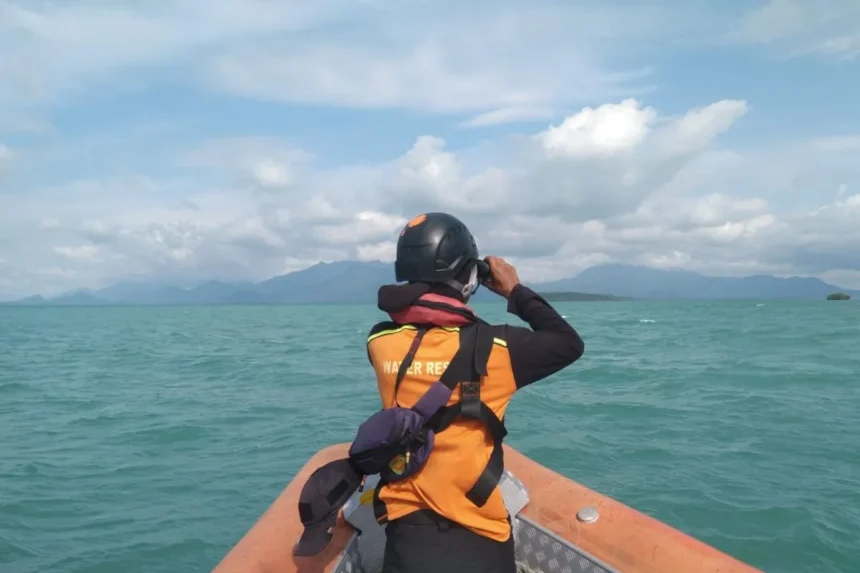 Tim SAR Mencari Nelayan yang Hilang di Perairan Lingga Lingga, Kep. Riau (ANTARA)