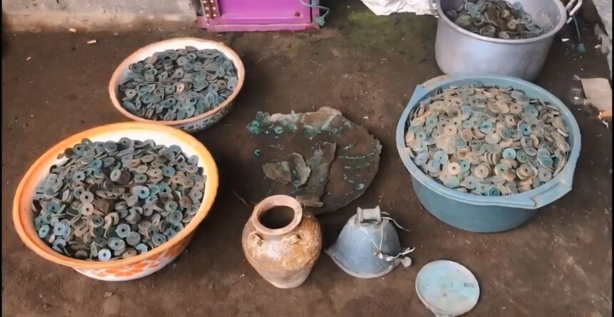 Petani di Pasuruan Temukan Koin dan Guci Kuno dari Dinasti Qing