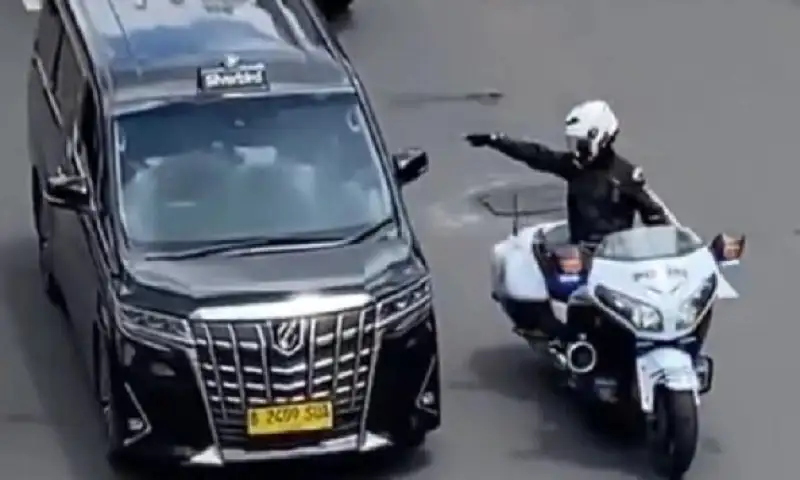 Viral di Medsos, Seskab Mayor Teddy Tegur Patwal Lexus RI 36