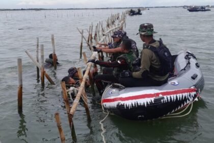 TNI AL Bersama Nelayan Bongkar Pagar Laut Ilegal 18,7 KM di Tangerang