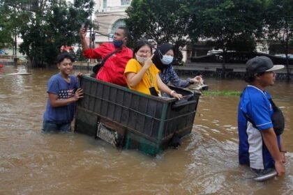 Rezeki di Tengah Musibah, Jasa Ojek Getek Datangkan Cuan