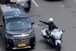 Viral polisi Patwal nyalakan lampu strobo sembari membuka jalan untuk iring-iringan mobil pejabat berpelat RI 36 (Instagram/@pmi_official)