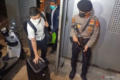 KPK Geledah Rumah Djan Faridz, Tiga Koper Barang Bukti Diamankan