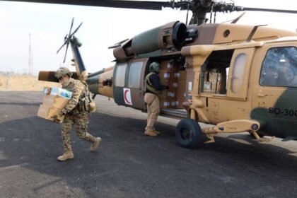 Angkatan Udara Yordania menurunkan bantuan untuk rakyat Gaza, di tengah gencatan senjata antara Israel dan Hamas (Dok. Reuters)