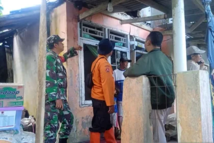Peninjauan rumah yang rusak akibat gempa bumi di Cibadak. (ANTARA)