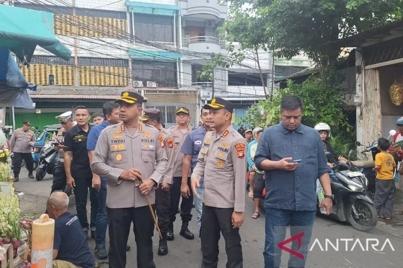 Kapolres Metro Jakarta Barat Kombes Pol Twedi Aditya Bennyhadi saat meninjau vihara di Jakarta Barat (ANTARA)