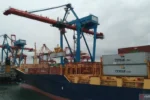 Aktivitas bongkar muat peti kemas di Terminal Kontainer Jakarta di Tanjung Priok, Jakarta Utara. (ANTARA)