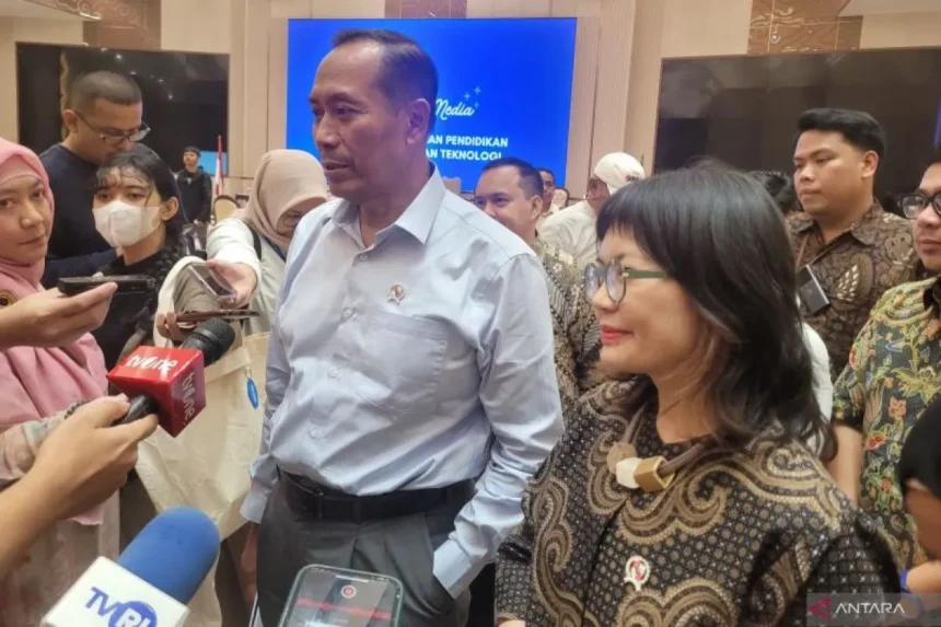 Wakil Menteri Pendidikan Tinggi, Sains, dan Teknologi (Wamendiktisaintek) Fauzan (kiri) dan Stella Christie (kanan) usai kegiatan Taklimat Media di Kantor Kemdiktisaintek. (ANTARA)