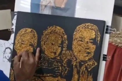WBP Deni saat mengerjakan lukisan dengan teknik goitter pesanan dari Wakil Menteri Komdigi Angga Raka Prabowo. (ANTARA)