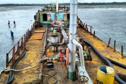 Kapal MT Amber 82 Kandas di Perairan Desa Sebong Pereh, Evakuasi Sedang Dilakukan