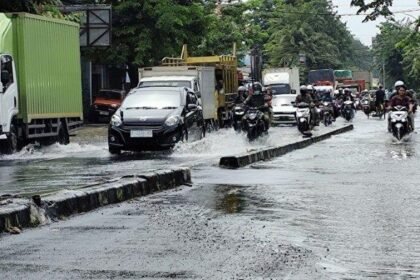 Pengendara menerobos banjir di Jalan Pantura Kendal (Tribun)