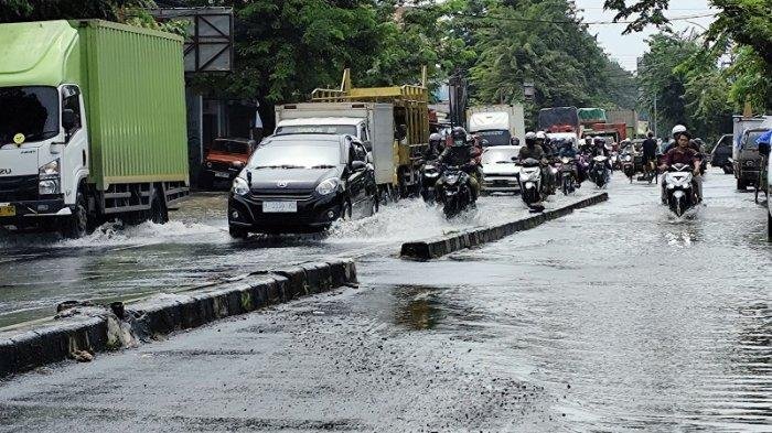 Pengendara menerobos banjir di Jalan Pantura Kendal (Tribun)