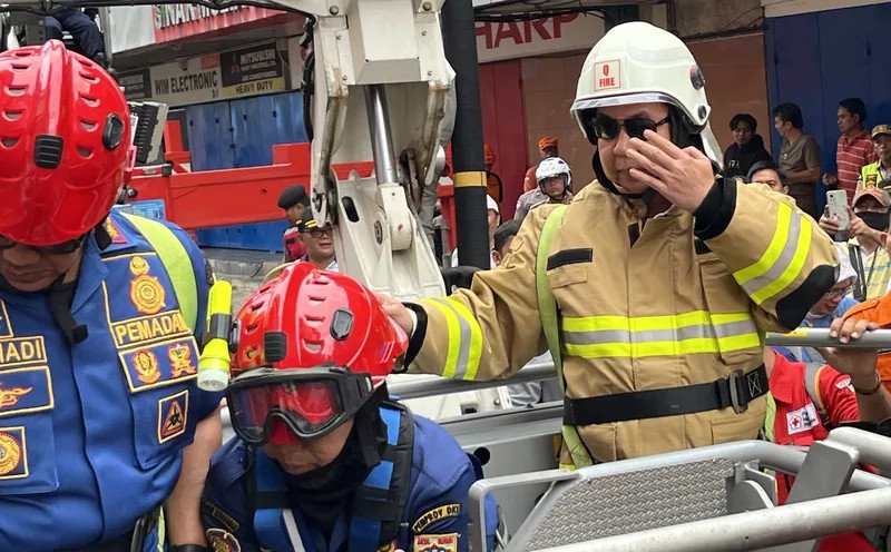 Pj. Gubernur DKI Jakarta Teguh Setyabudi (kanan) meninjau lokasi kebakaran di Glodok Plaza (Dok. Istimewa)