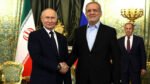 Presiden Rusia Vladimir Putin dan Presiden Iran Masoud Pezeshkian di Kremlin (Dok. RT)