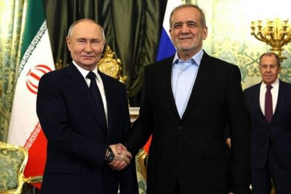 Presiden Rusia Vladimir Putin dan Presiden Iran Masoud Pezeshkian di Kremlin (Dok. RT)