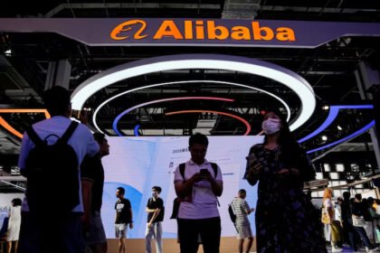 Tanda tangan Alibaba Group terlihat di Konferensi Kecerdasan Buatan Dunia (WAIC) di Shanghai, Tiongkok (Dok. Reuters)