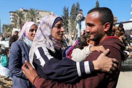 Wanita Palestina Umm Ali memeluk menantu laki-lakinya, yang bersama istrinya, putri Umm Ali, Souad Atallah (Dok. Reuters)