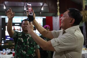 Presiden Prabowo Subianto Sapa Prajurit TNI di Papua dalam Malam Akrab Tahun Baru 2025 lewat Video Call (Dok. Istimewa)