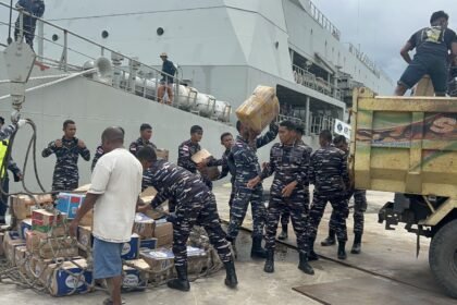 KRI Teluk Youtefa-522 Tiba di NTT Bawa Bantuan Kemanusiaan bagi Korban Erupsi Gunung Lewatobi Laki-Laki (Dok. Istimewa)