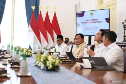 Presiden RI Prabowo Subianto memimpin rapat terbatas tentang pemberdayaan masyarakat di Istana Kepresidenan Bogor (ANTARA)