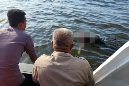 Proses evakuasi mayat mengambang di perairan Marunda pada Jumat (10/1) (Dok. Istimewa)