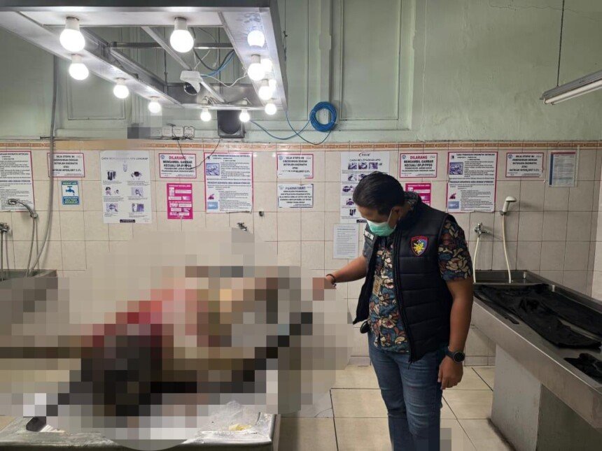 Mayat Lelaki Diduga Purnawirawan TNI Ditemukan Mengambang di Perairan Marunda 3 Pemeriksaan mayat lelaki yang ditemukan di perairan Marunda pada Jumat (10/1) (Dok. Istimewa)