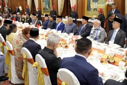 Presiden Prabowo duduk di samping PM Modi dalam perjamuan makan malam Presiden India (Dok. Istimewa)