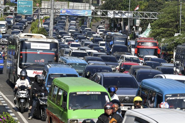 Jalur Puncak Padat, Polisi Terapkan Sistem One Way Menuju Jakarta
