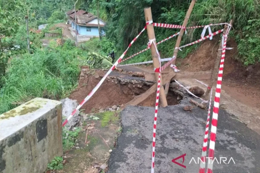 Tanah longsor di Desa Rahtawu (ANTARA)