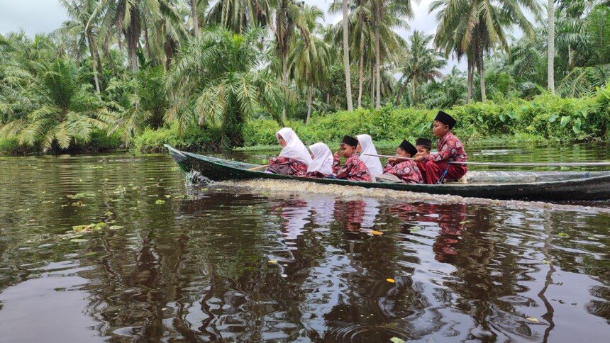 TNI AL Dukung Semangat Belajar Anak-Anak Pesisir