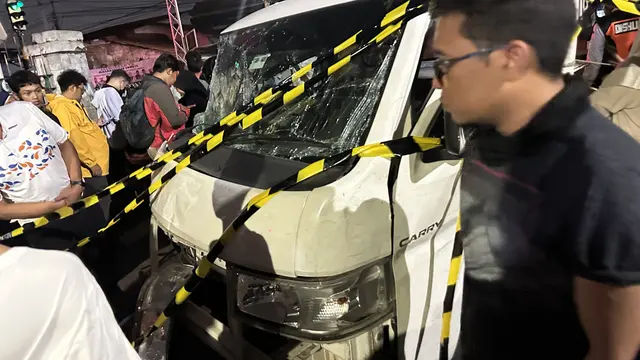 Kecelakaan mobil ditabrak kereta di Stasiun Pondok Jati, Kayu Manis, Jakarta Timur (Liputan6)
