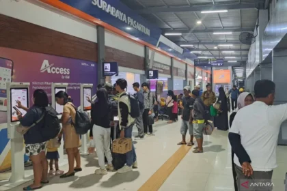 Calon penumpang KA Pasarturi (ANTARA)