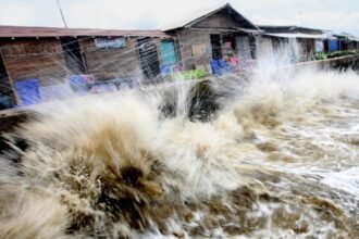 Ombak Besar Terjang Pantai Marunda Jakarta Utara
