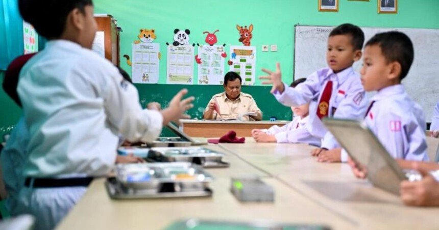 Pantau Program MBG, Prabowo Duduk di Kursi Guru