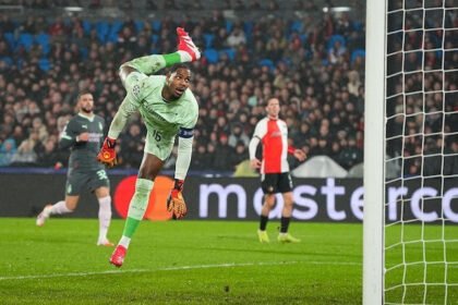 Aksi penyelamatan akrobatik Mike Maignan pada laga Feyenoord vs AC Milan (Dok. AP Photo-Peter Dejong)