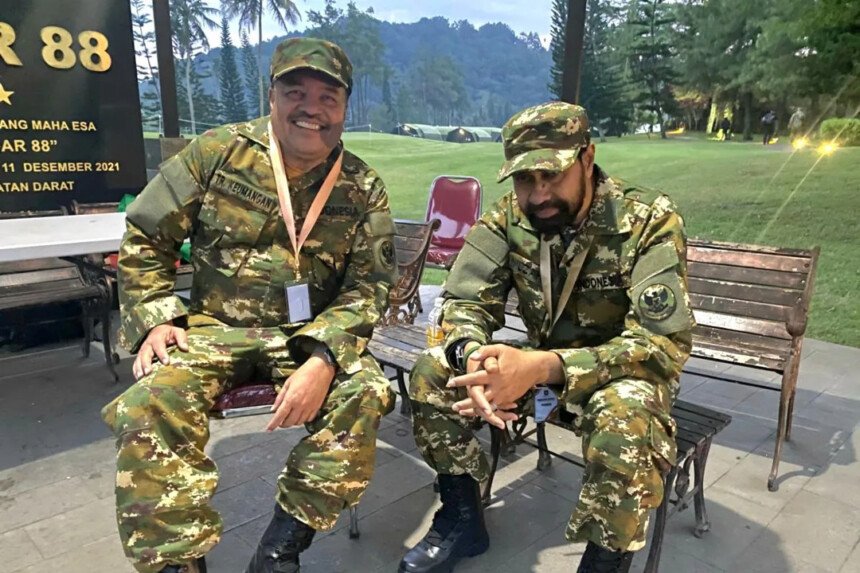 Bupati Nagan Raya, Aceh, Dr Teuku Raja Keumangan berswafoto bersama Gubernur Aceh Muzakir Manaf (Dok. Antara)