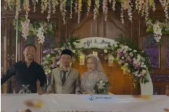 Hairul Umam Bento saat memberikan kado umrah gratis untuk sahabatnya, Aji Chandra dan istri (Dok. Tangkapan layar)