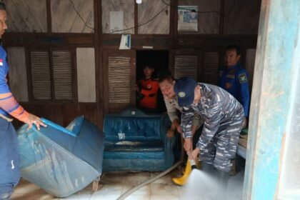 Aksi Cepat TNI AL Bantu Masyarakat Terdampak Banjir di Situbondo