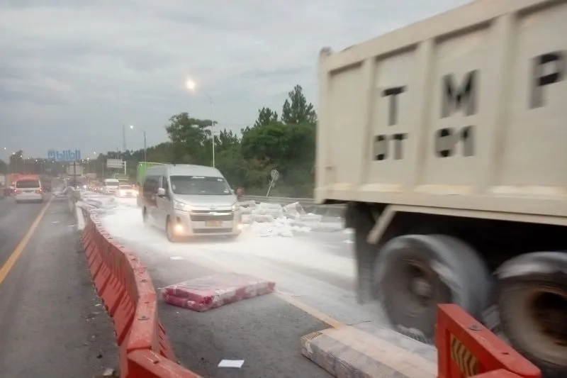 Kondisi lokasi kecelakaan truk di Tol Cipularang (ANTARA)