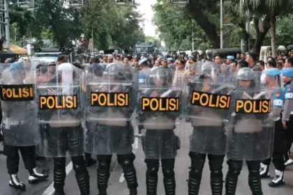 Petugas saat berjaga untuk mengawal aksi unjuk rasa di depan Patung Kuda (ANTARA)