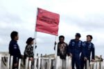 Kementerian Kelautan dan Perikanan (KKP) menyegel pagar laut di Kabupaten Bekasi (Dok. Kompas)