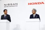 Makoto Uchida, Direktur, Pejabat Eksekutif Perwakilan, Presiden dan CEO Nissan Motor Corporation dan Toshihiro Mibe, Direktur, Presiden dan Pejabat Eksekutif Perwakilan Honda (Dok. Reuters)