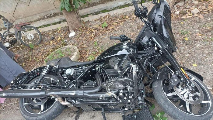 Moge yang dikendarai Bendum Demokrat, Renville Antonio saat kecelakaan di Situbondo (Dok. Istimewa)