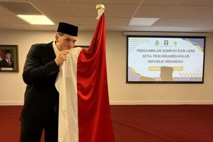 Momen Ole Romeny cium bendera Indonesia. (Dok. PSSI)