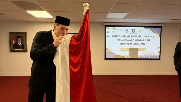Momen Ole Romeny cium bendera Indonesia. (Dok. PSSI)